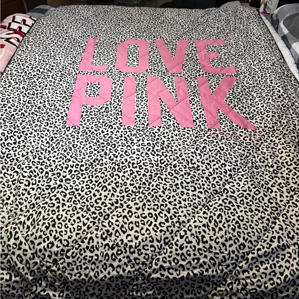 PINK RARE, VINTAGE COMFORTER